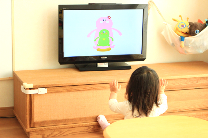 DVDのリトミックコーナーで動作をマネする子ども