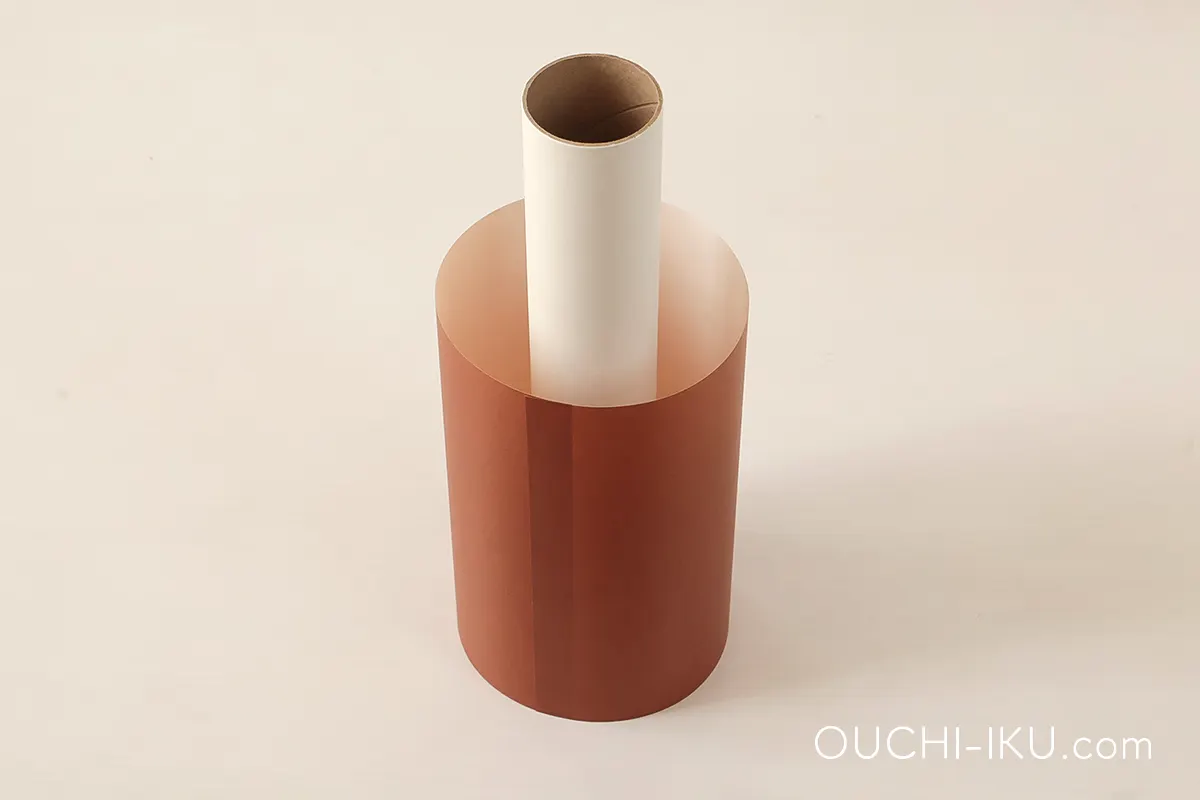 ラップの芯を折り紙の中に入れる