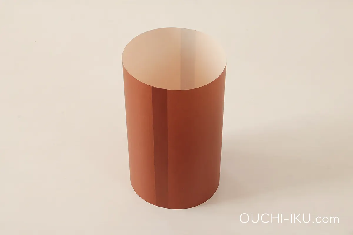 わっか状にして、端と端をのりで留める