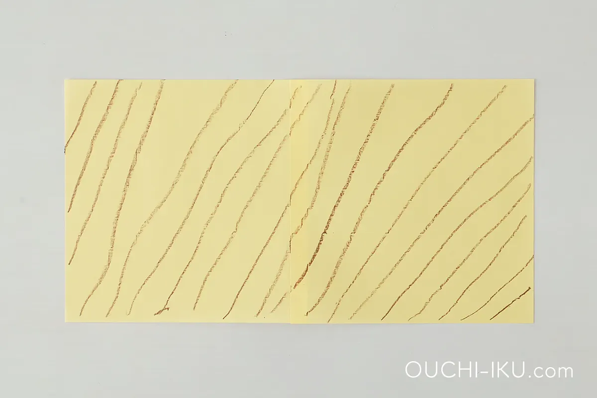 模様を色鉛筆で描いておく