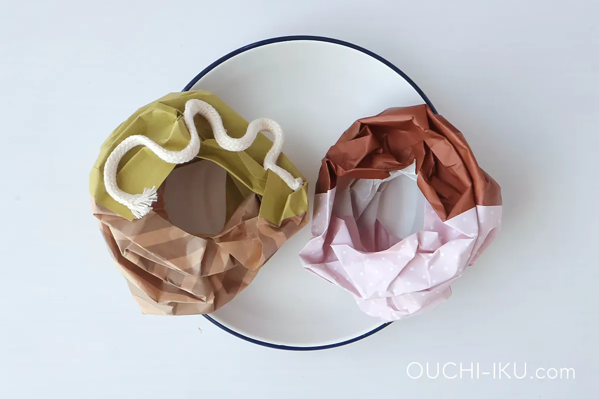 半分だけソースにつけた折り紙の立体ドーナツの作り方