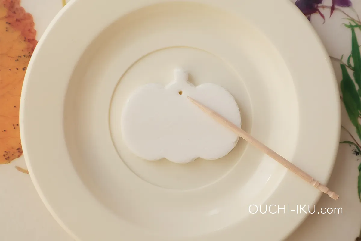 吊り下げ用の穴を開ける