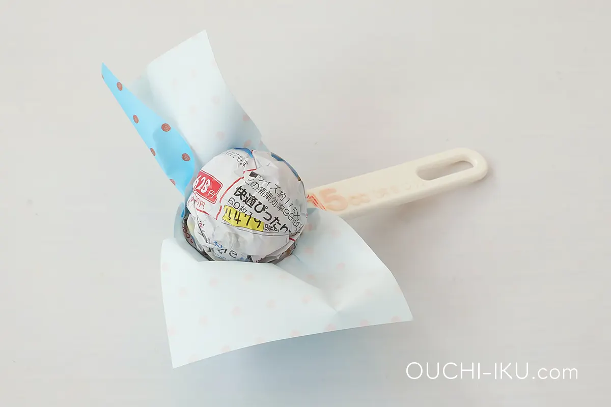 アイスを折り紙で包んでいるところ