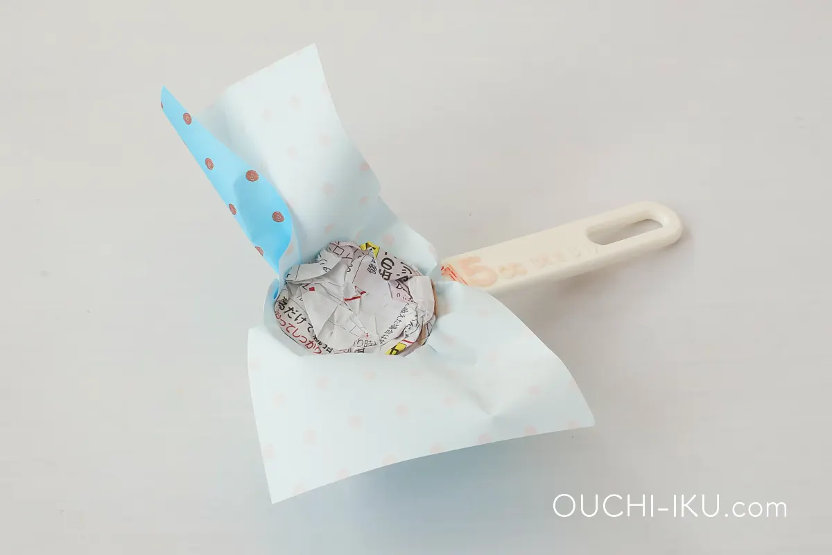 アイスを折り紙で包んでいるところ