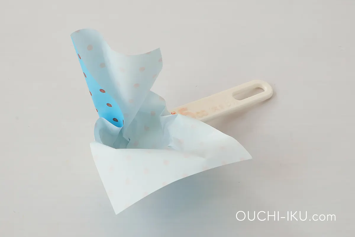 計量スプーンに裏にした折り紙を敷く