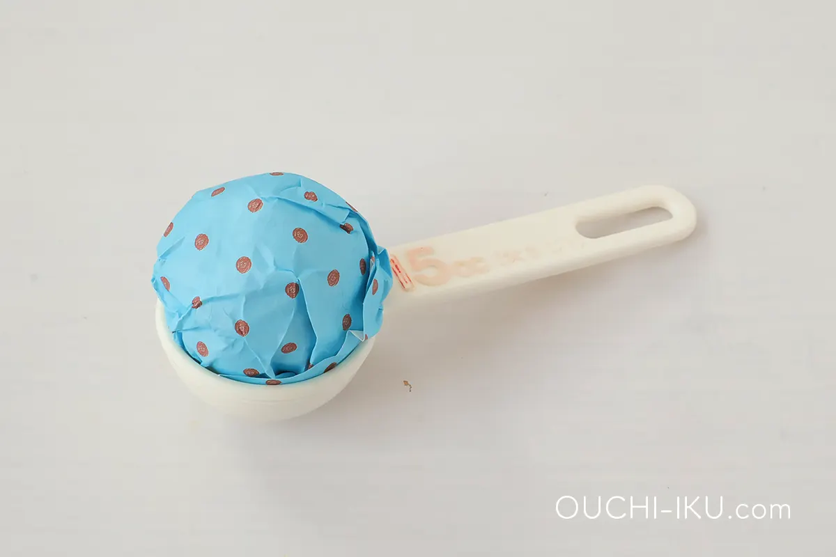 端をのりで留めて丸くする