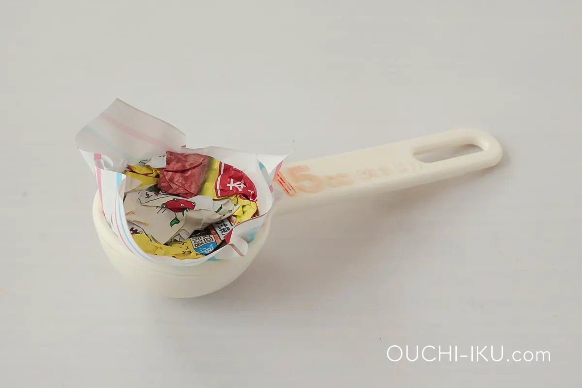 上からちり紙をつめる