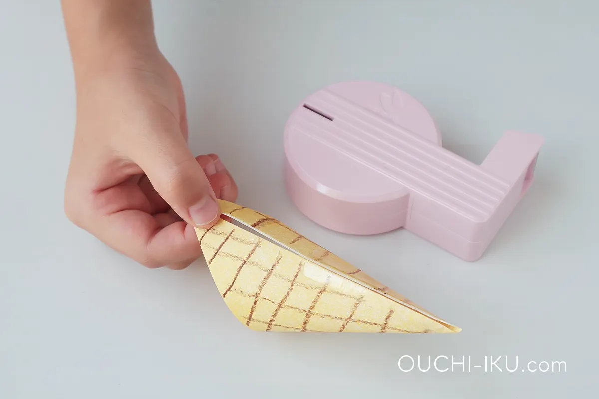 くるっと丸めてテープを留めたら出来上がり