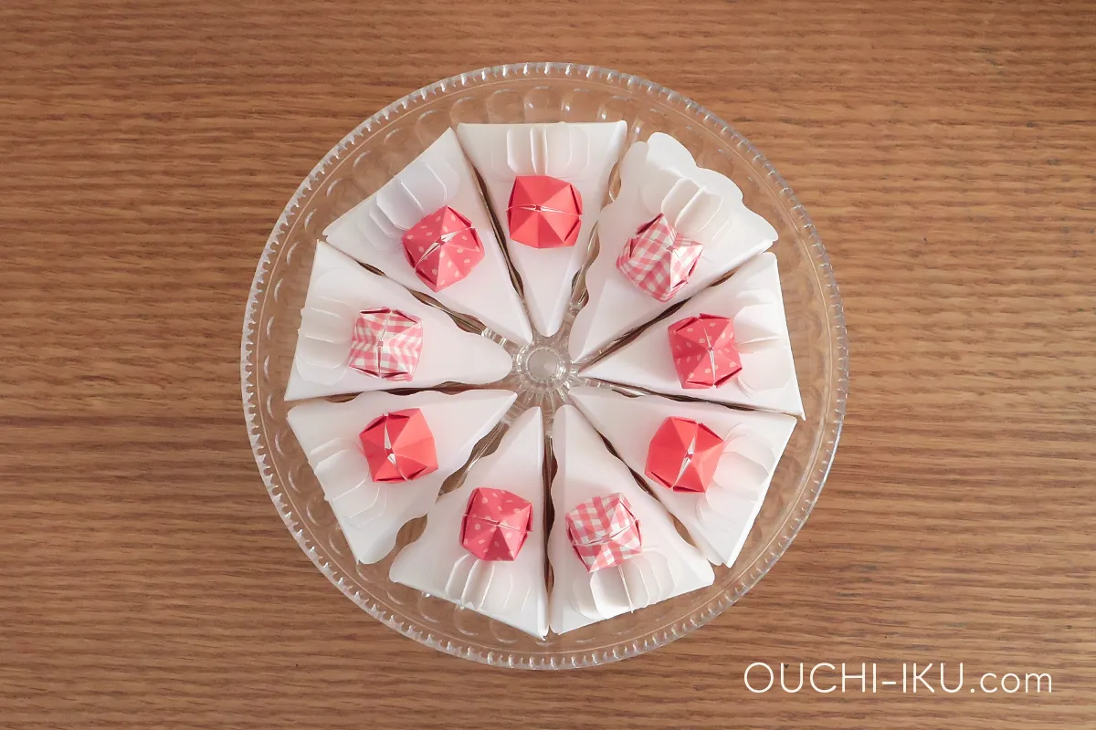 3パック分で9個のケーキを作ると、ホールケーキができあがります