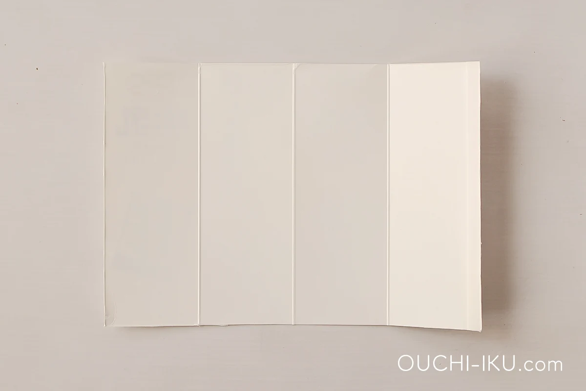 牛乳パックを切り分ける