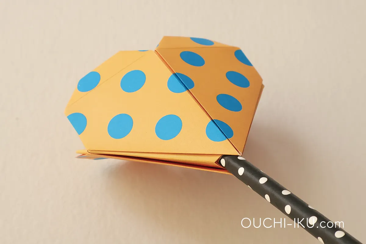 折り紙ハートの飴入れを棒付きキャンディのラッピングにしよう3