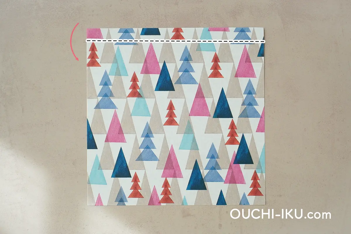 折り紙で作るクリスマスの靴下の折り方1