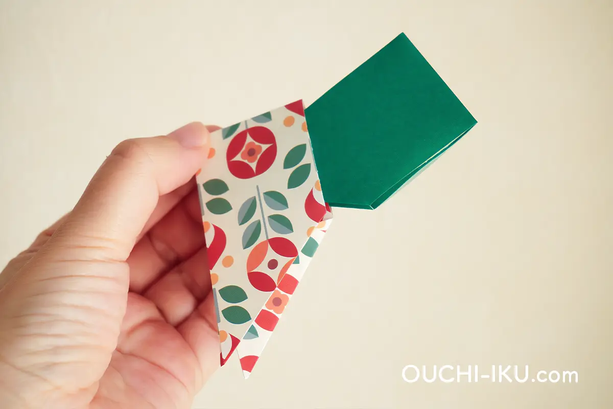 折り紙で作る簡単クリスマスリースのつなげ方2