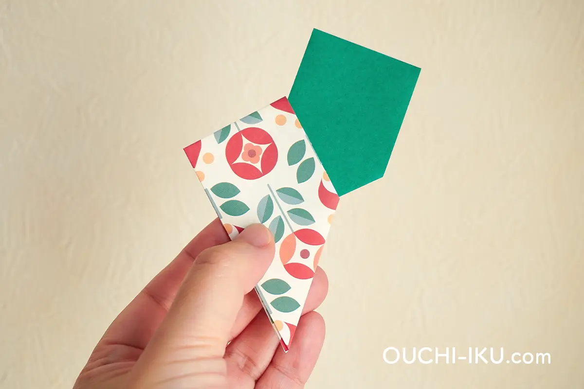 パーツの袋状になっている部分に
2個目のパーツの尖った角を入れ込む