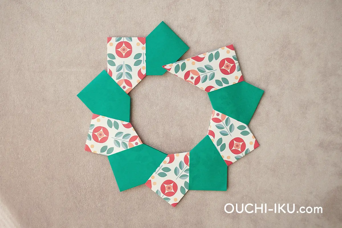折り紙で作る簡単クリスマスリースのつなげ方2