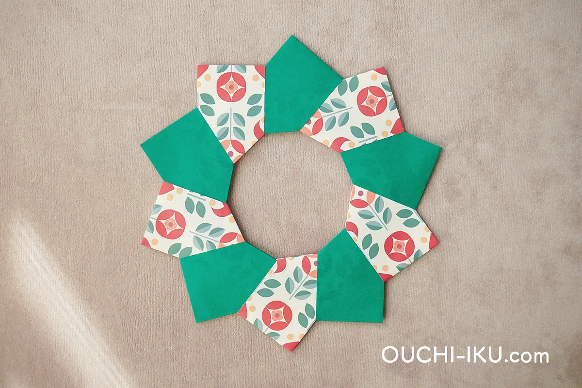 折り紙で作る簡単クリスマスリースのつなげ方