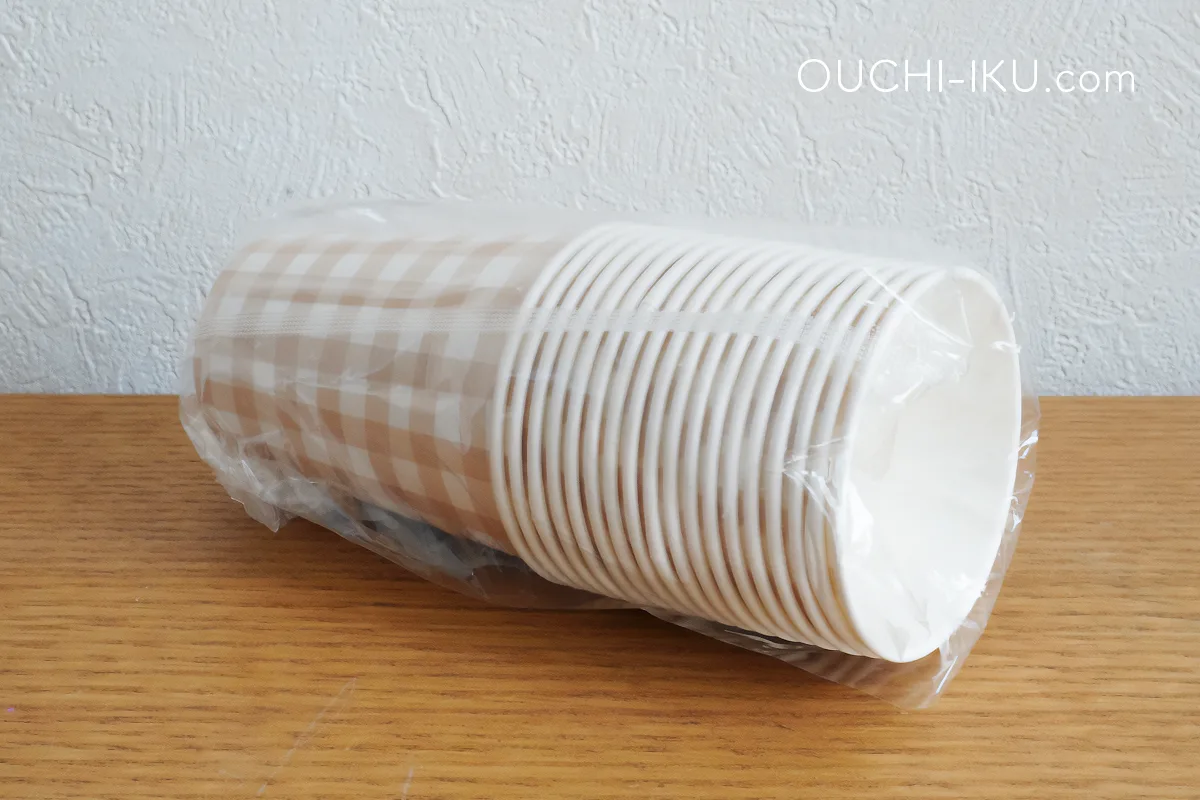 ダイソーなどで売っている格子柄紙コップ