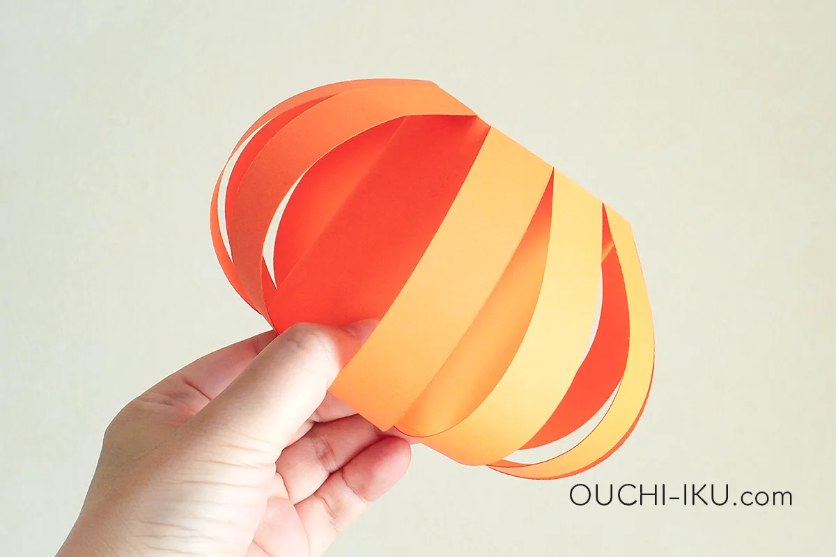 紙コップで作るハロウィンお菓子入れの作り方6