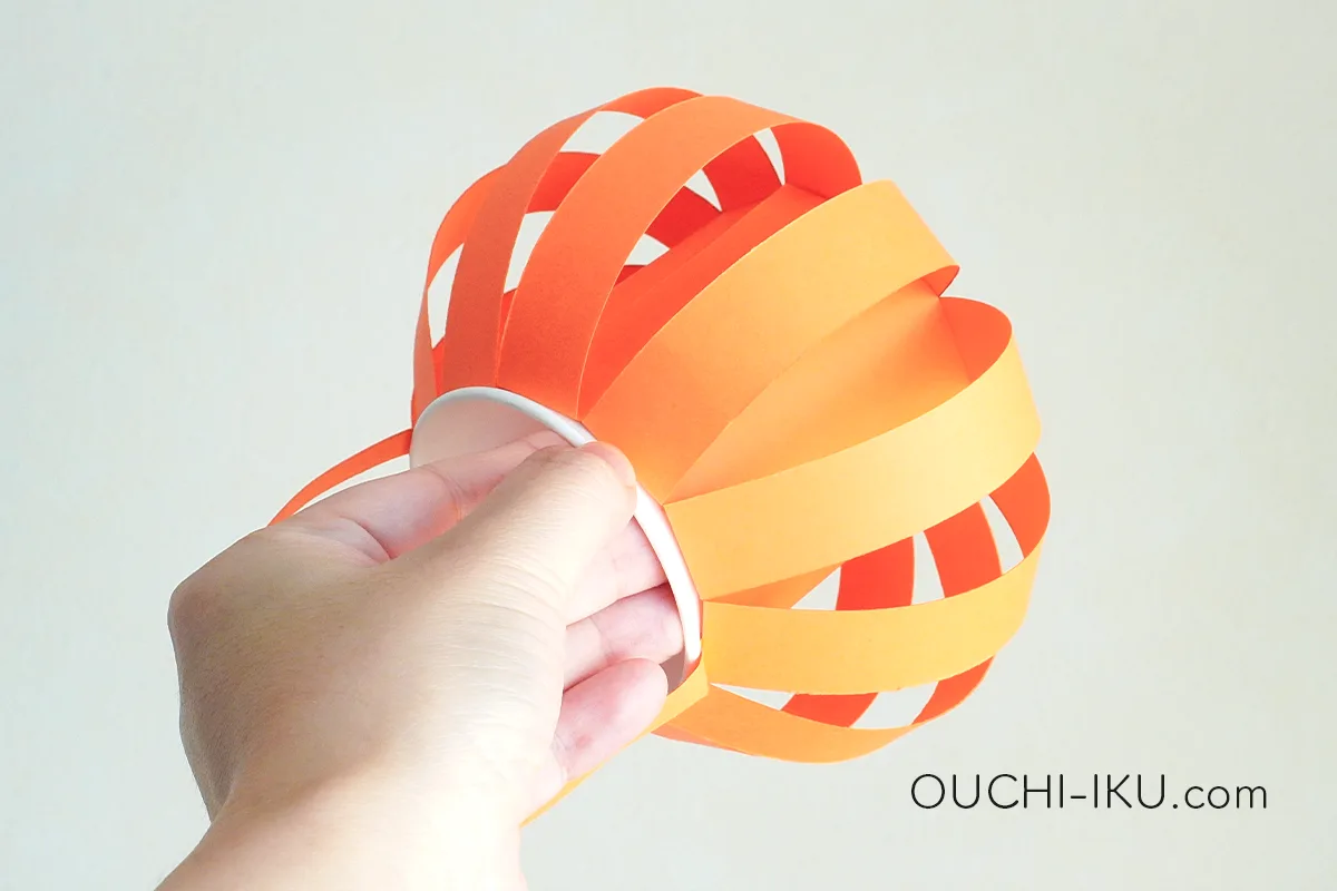 紙コップで作るハロウィンお菓子入れの作り方7