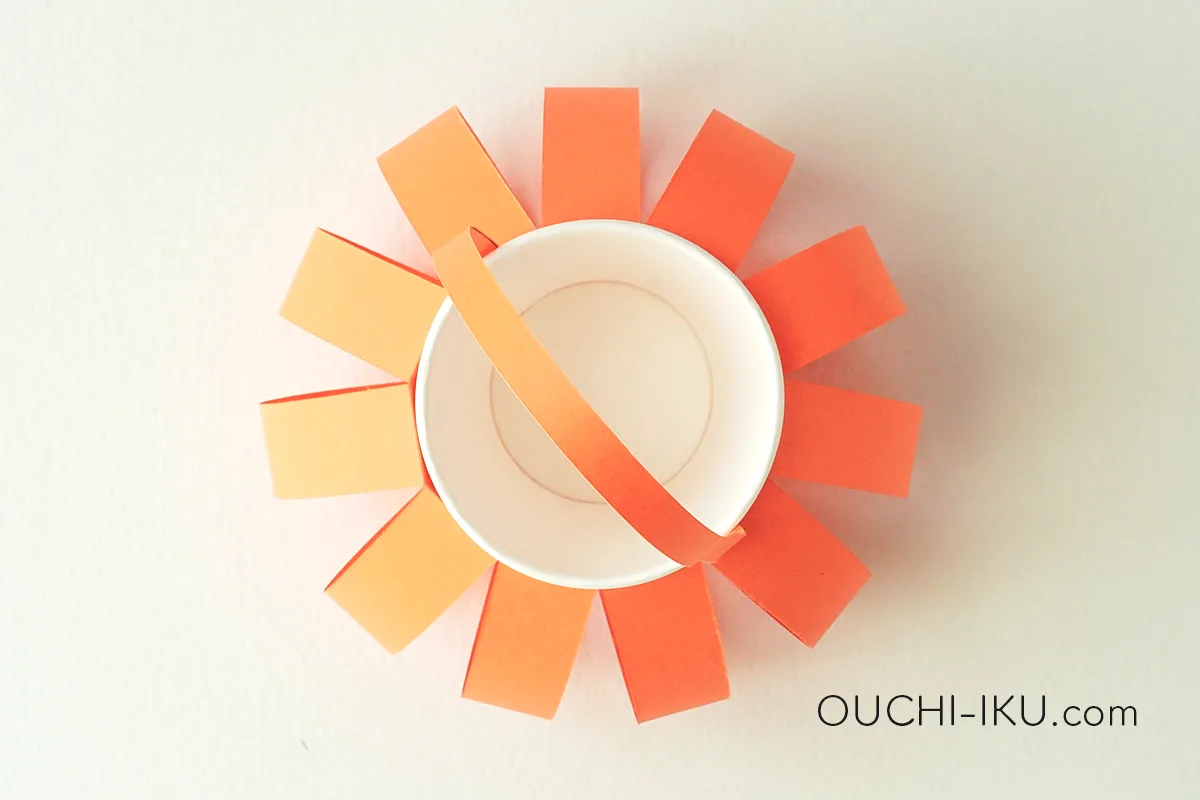 紙コップで作るハロウィンお菓子入れの作り方77