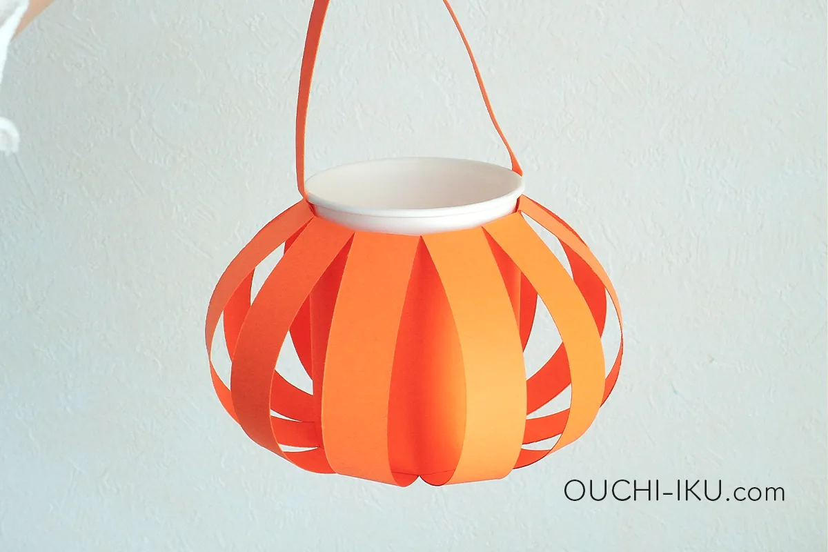 紙コップで作るハロウィンお菓子入れの作り方7