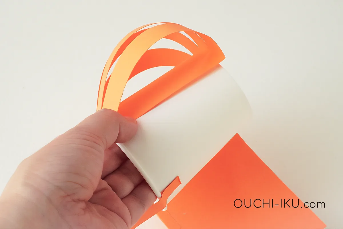 紙コップで作るハロウィンお菓子入れの作り方7