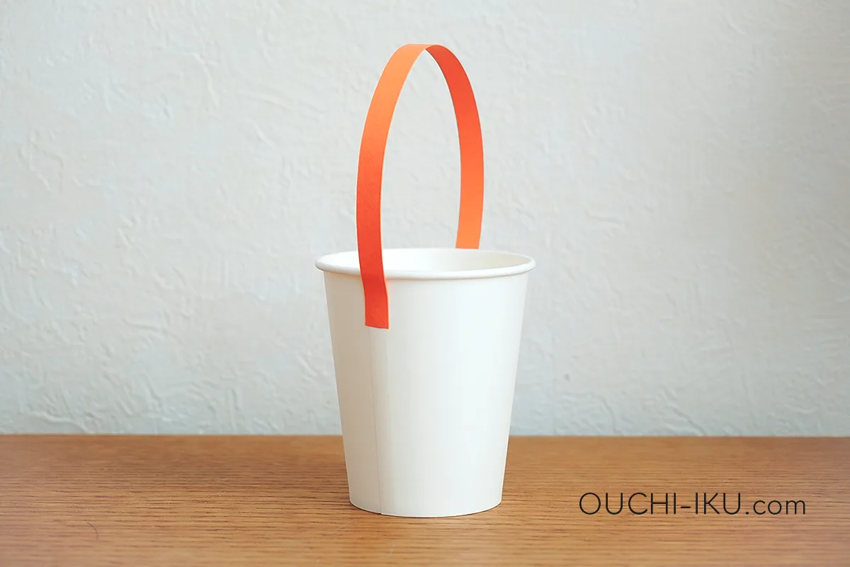 紙コップで作るハロウィンお菓子入れの作り方4
