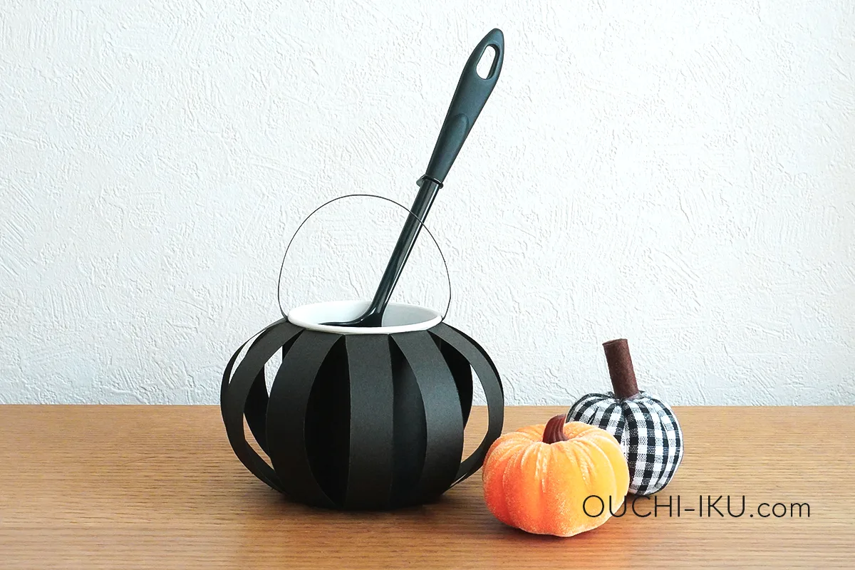紙コップで作るハロウィンお菓子入れの作り方