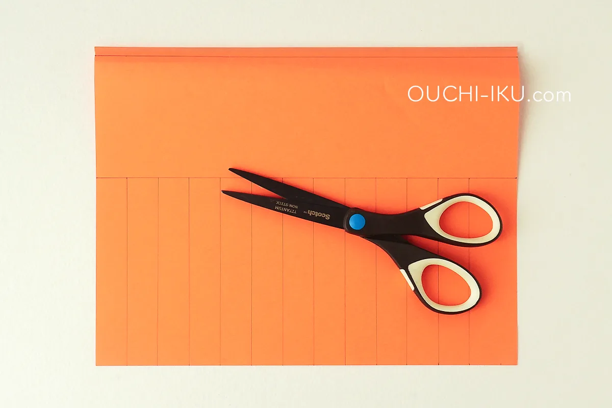 紙コップで作るハロウィンお菓子入れの作り方2