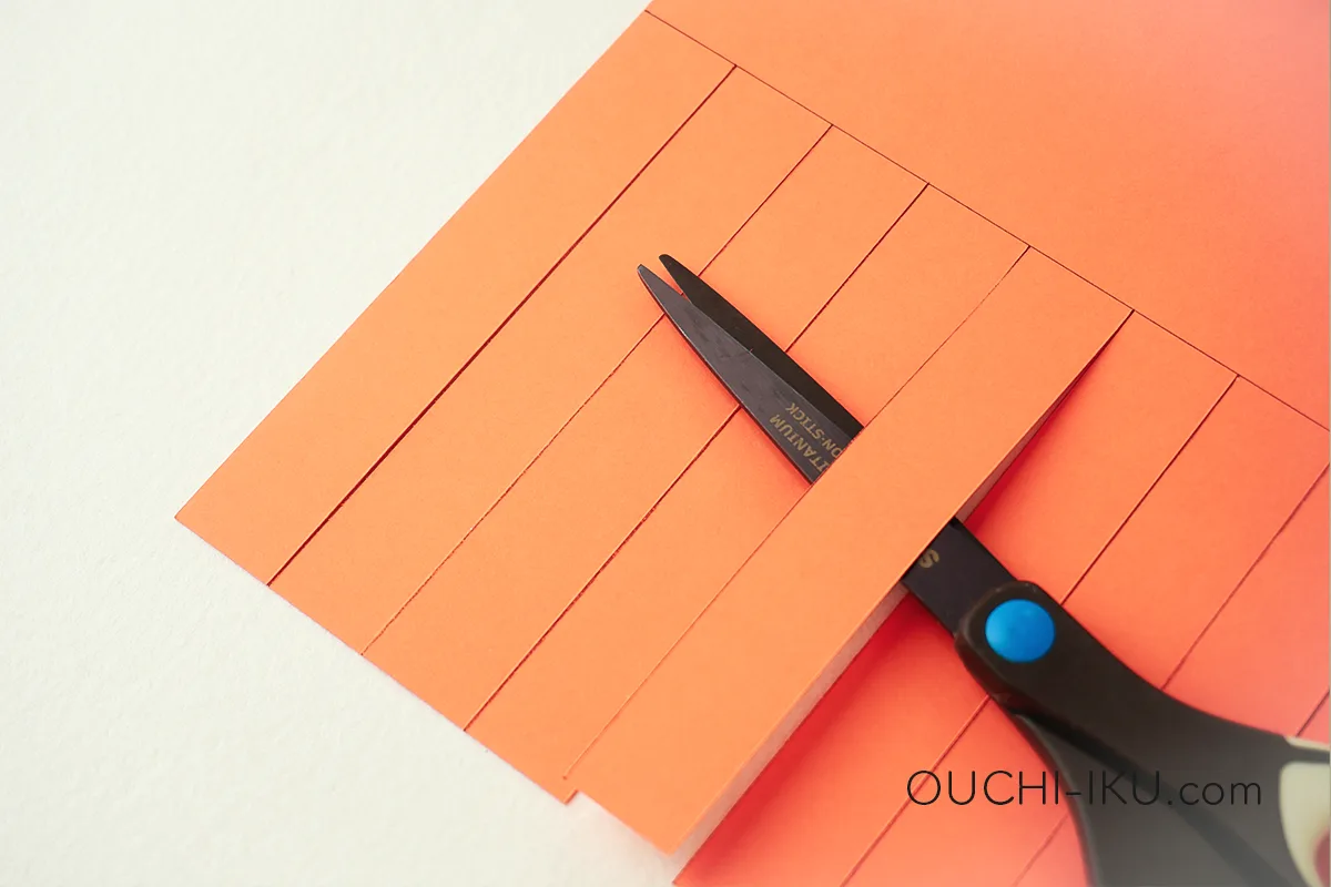 紙コップで作るハロウィンお菓子入れの作り方2