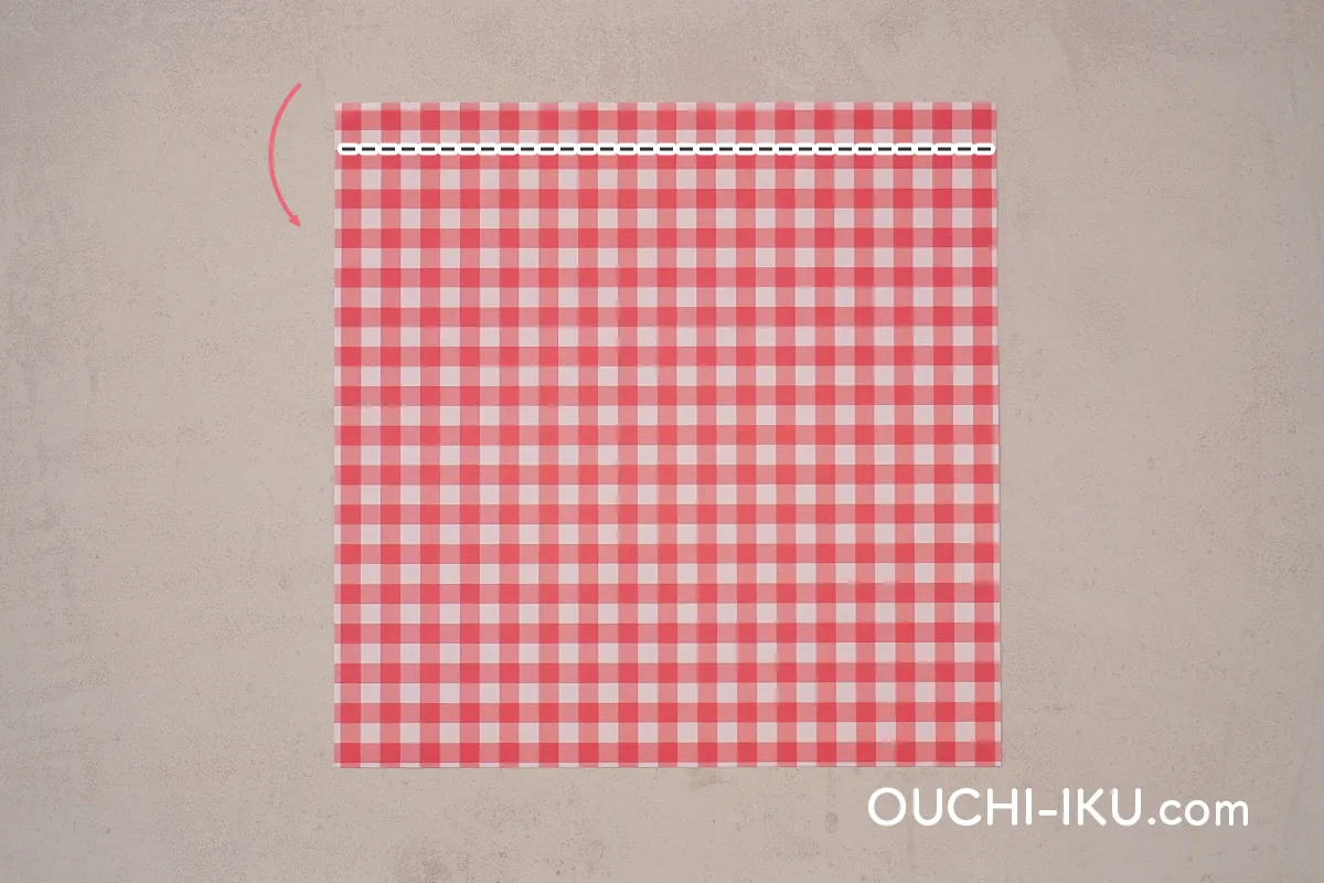 折り紙2枚でで作るサンタクロースの【体】1