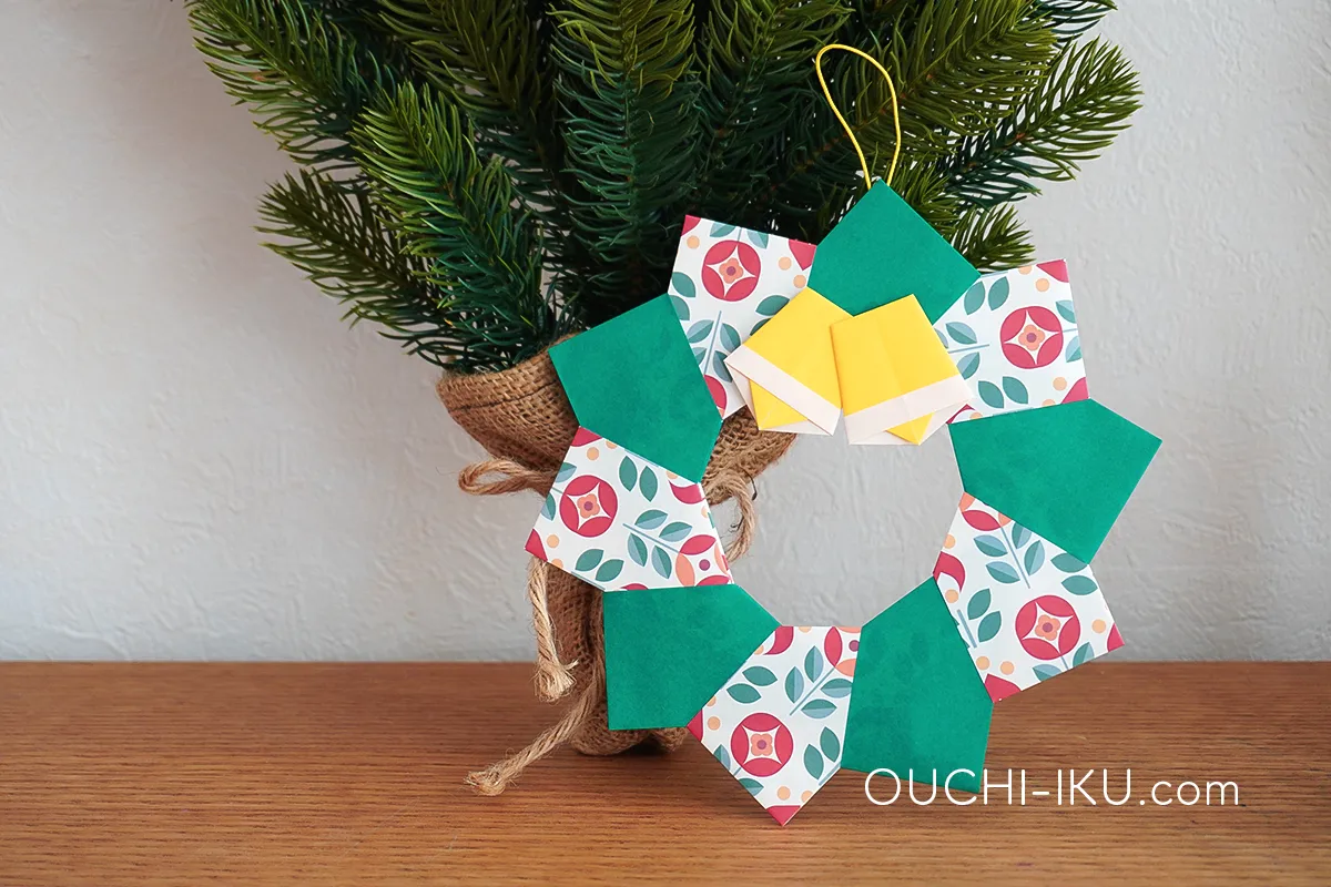 折り紙で作る簡単クリスマスリース|3歳からできる!4回折るだけの手作り飾り