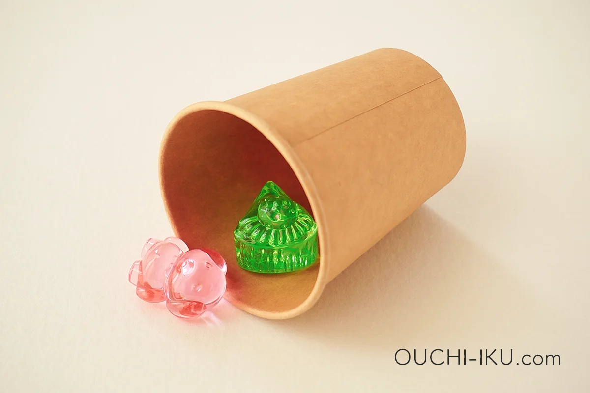 紙コップにプレゼントを入れる