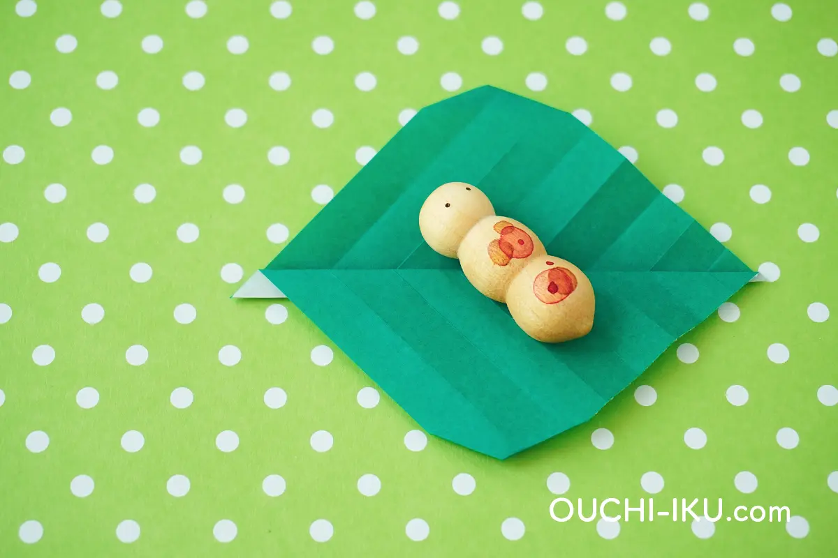 【葉っぱの折り紙】1枚で簡単！花に合わせて使える葉っぱの折り方