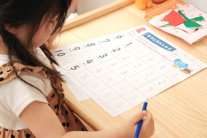七田式学習プリントに取り組んでいるところ