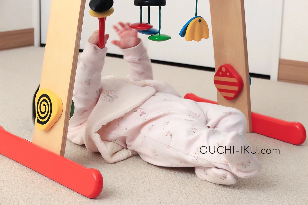 IKEAの木製ベビージムで遊ぶ赤ちゃん
