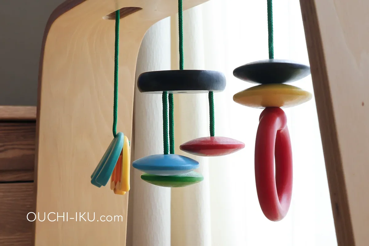 IKEAの木製ベビージムのおもちゃ