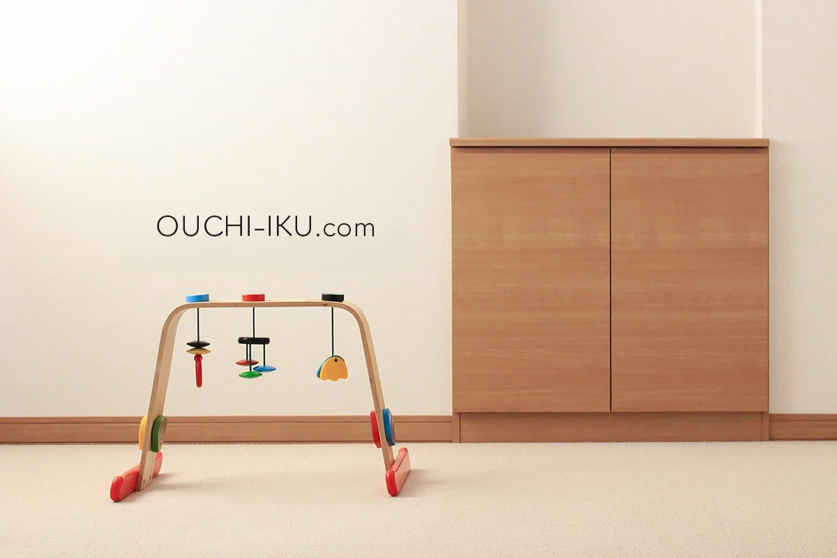 ベビージム（IKEAのレーカベビージム）をリビングに置いた様子