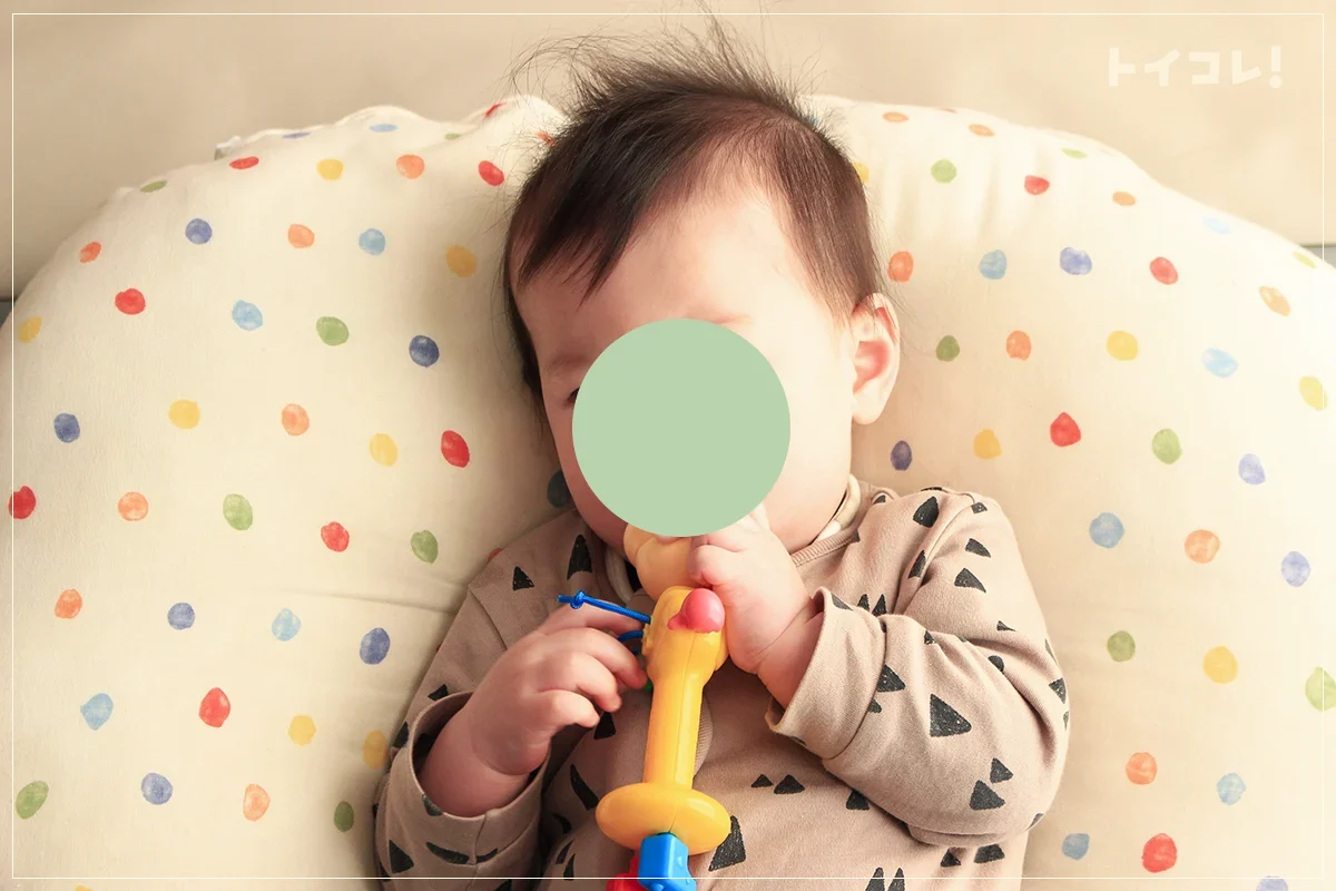 買ってよかったなめるおもちゃ（ピープルのなめられ太郎）で遊ぶ子供
