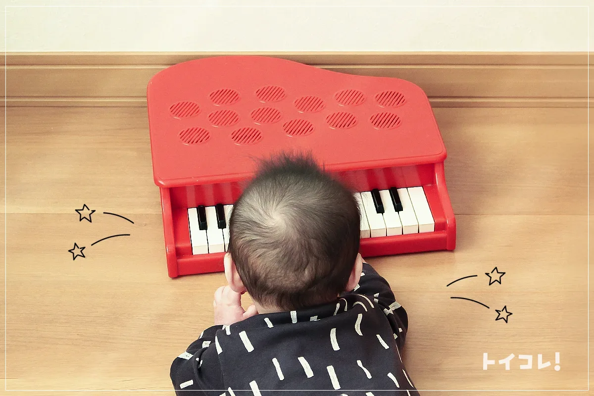 0歳の子がカワイのミニピアノP25を使う様子