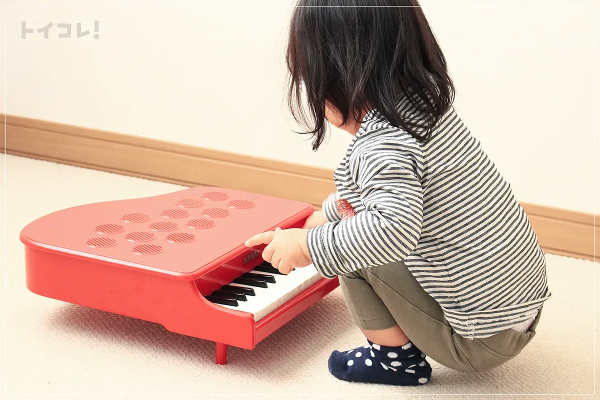 1歳半の子がカワイのミニピアノP25を使う様子