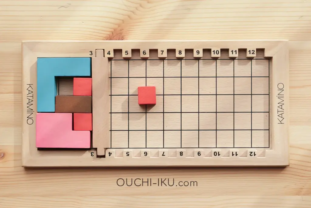 カタミノの型はめパズルを幼児が遊ぶ1