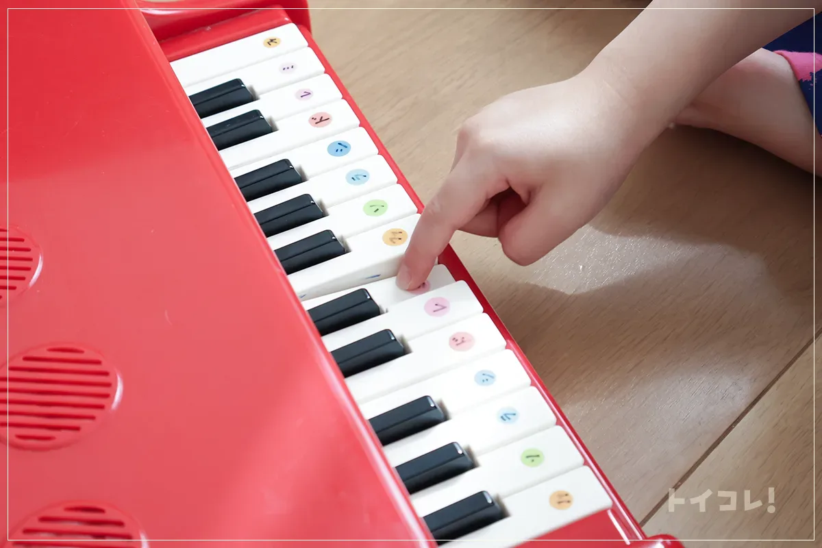 カワイのミニピアノを弾いているところ