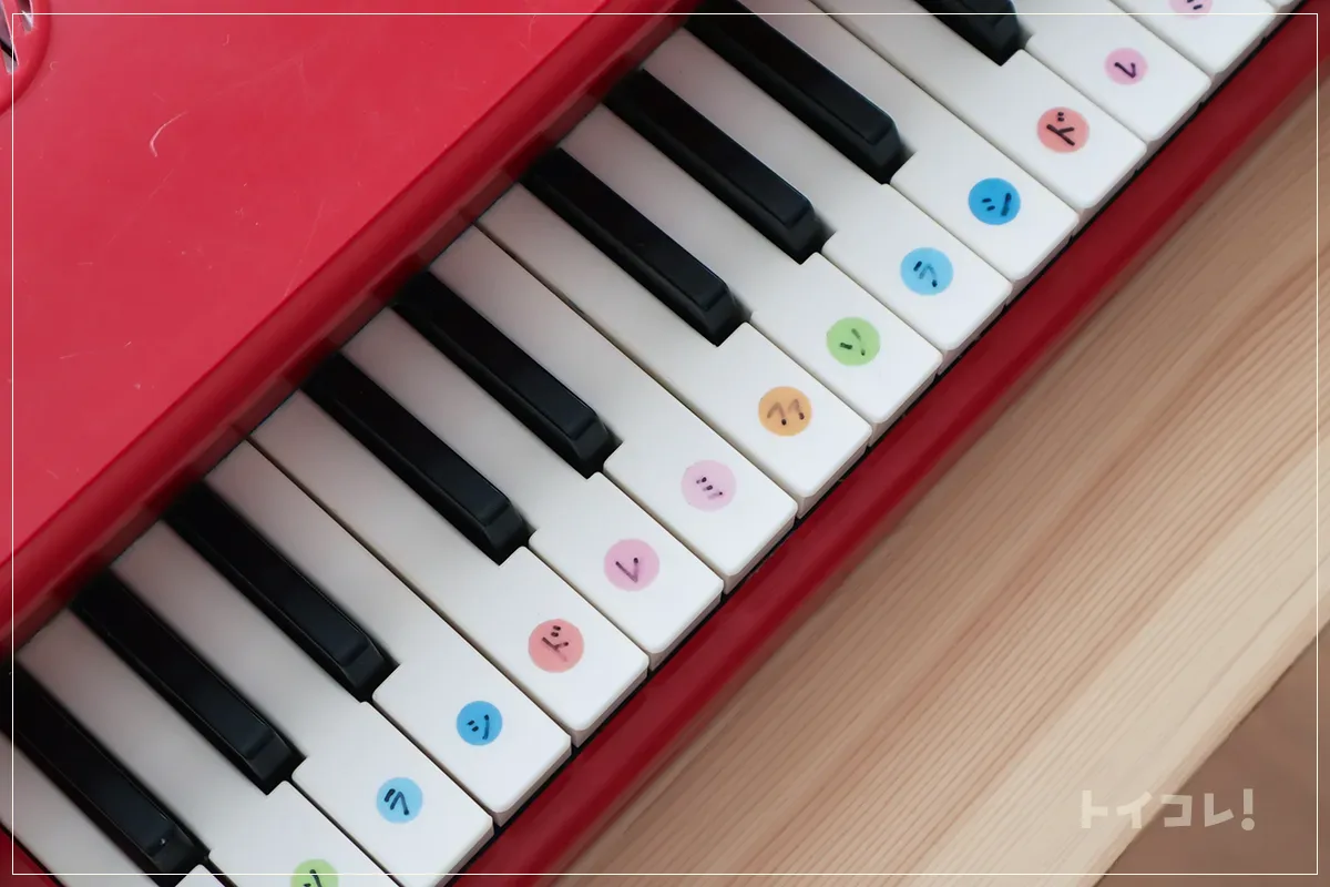 ドレミの音階をシールで貼った鍵盤