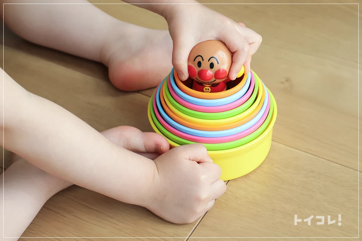 アンパンマンのコップ重ねで遊んでいるところ