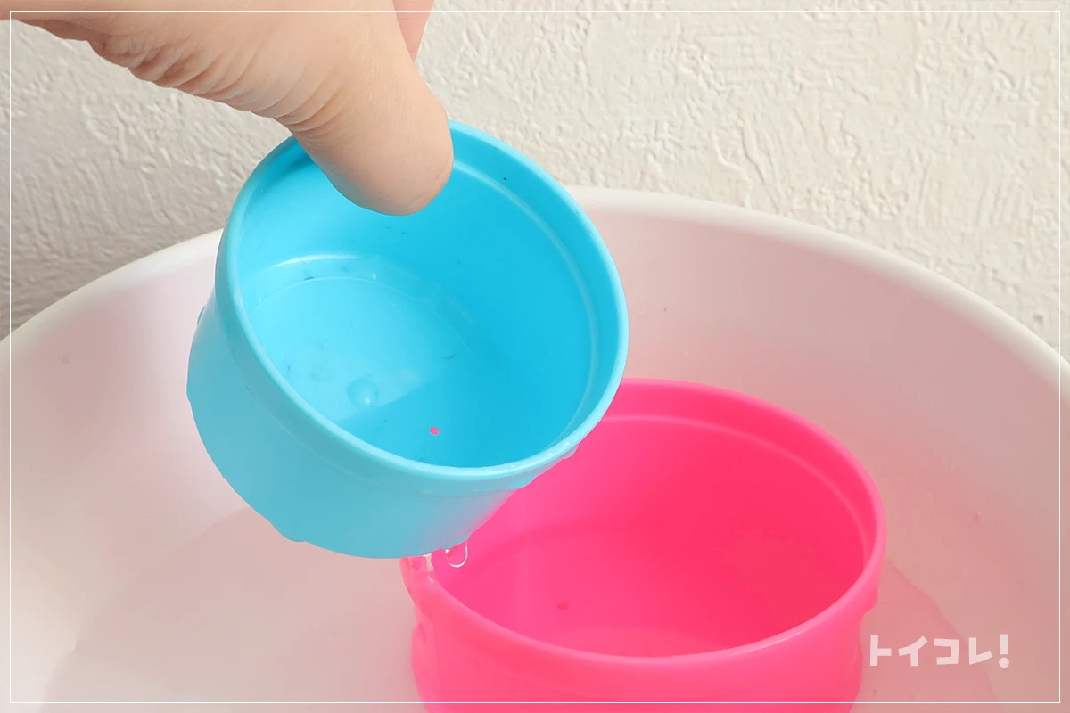 コップ重ねで水遊び