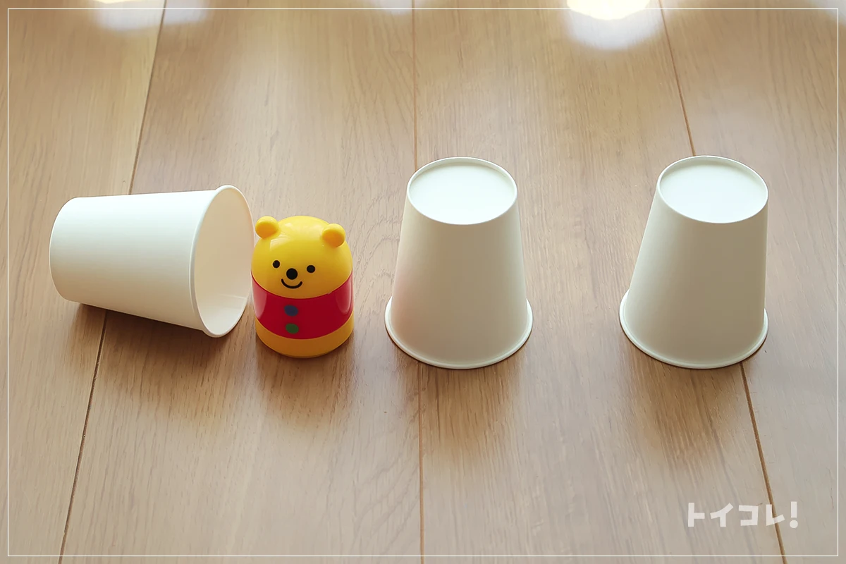 コンビのコップ重ね人形でいないいないばあ