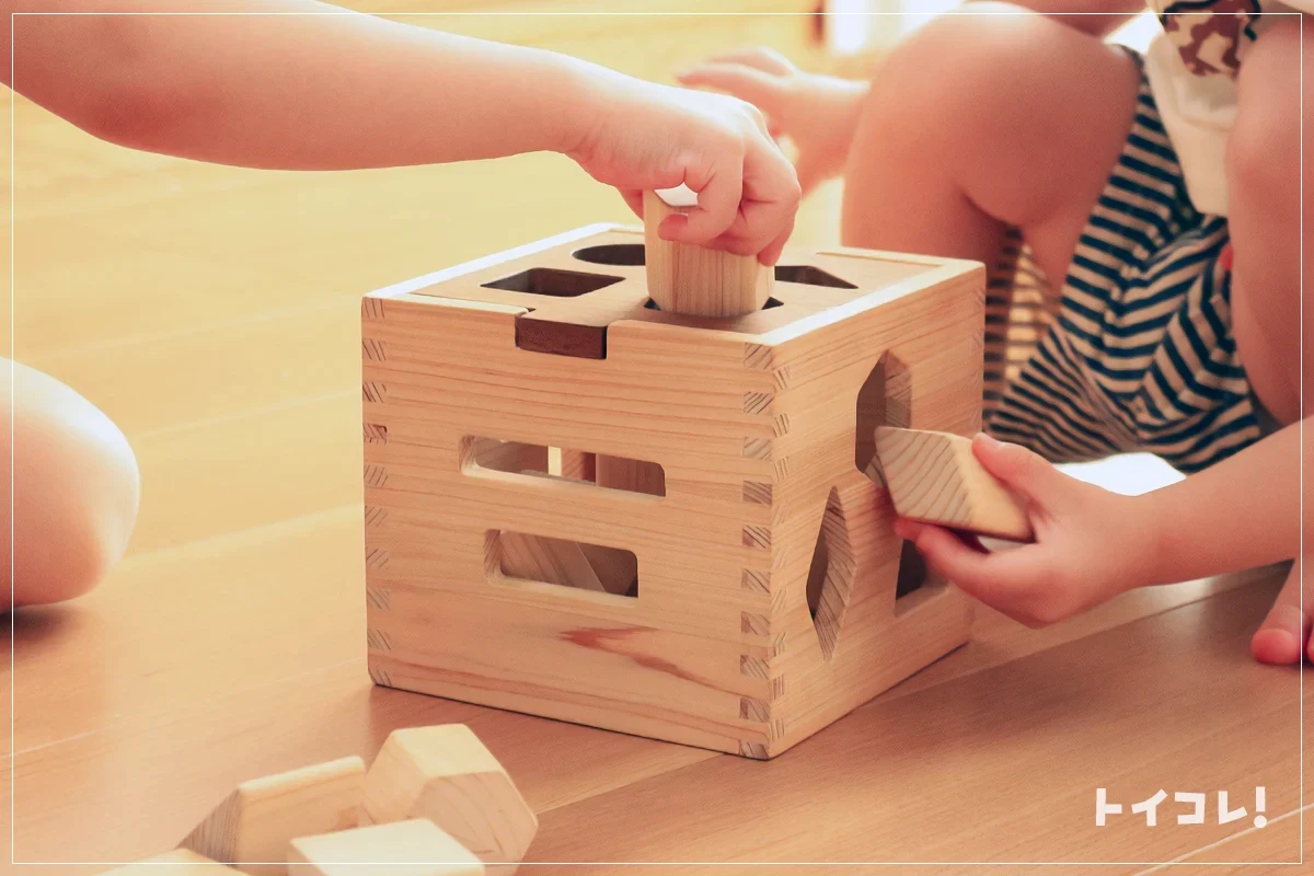 おもちゃIKONIH（アイコニー）ドロップボックスで遊ぶ子供
