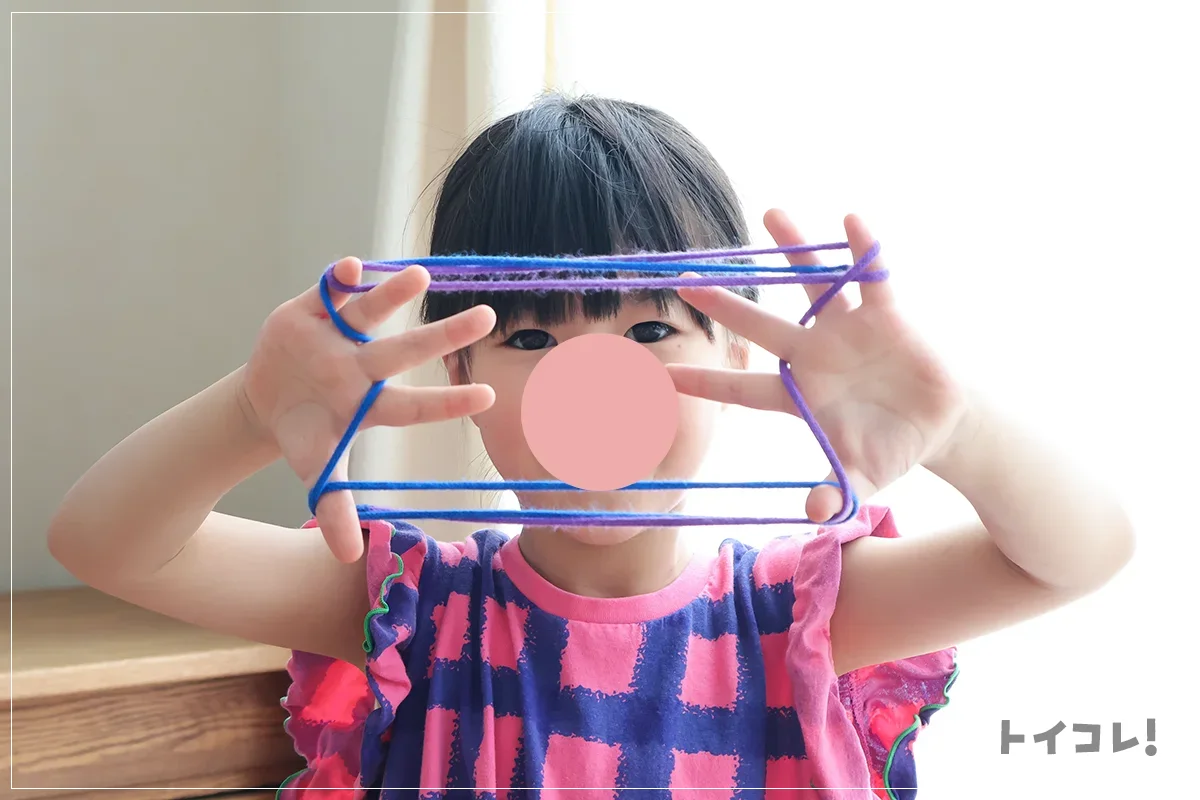 あやとりをする5歳児