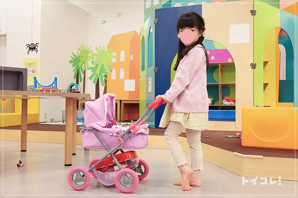 リトルベビーステラのベビーカーを押して遊ぶ女の子